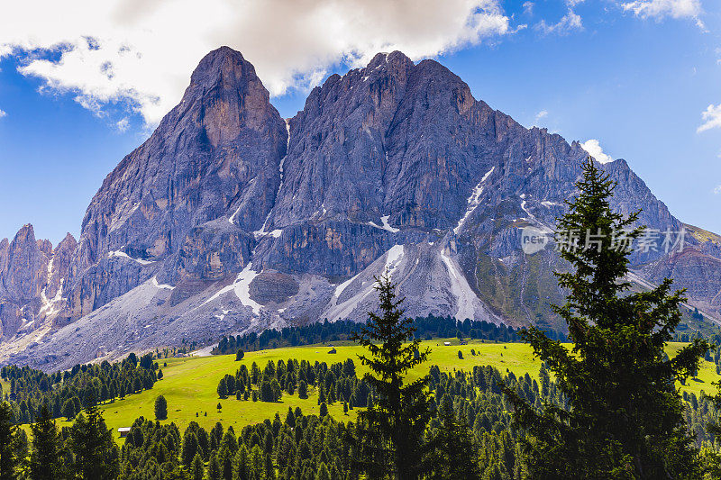 田园诗般的阿尔卑斯风景-富内斯Val di Funes，白云石阿尔卑斯山-意大利